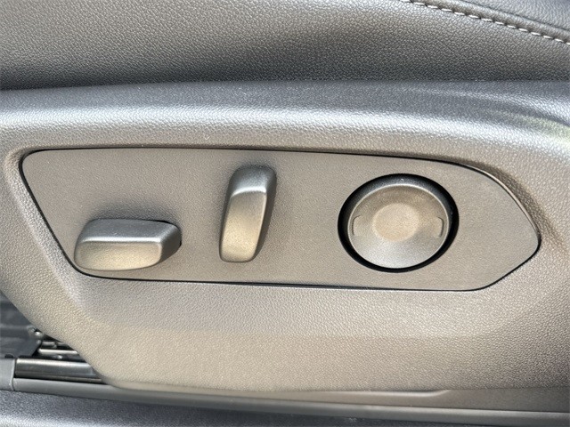 GMC Sierra 1500 Vehicle Full-screen Gallery Image 12