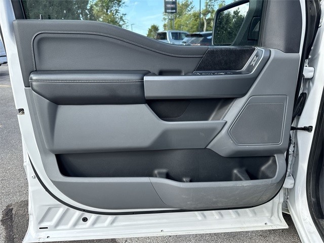 Ford F-150 Vehicle Full-screen Gallery Image 25