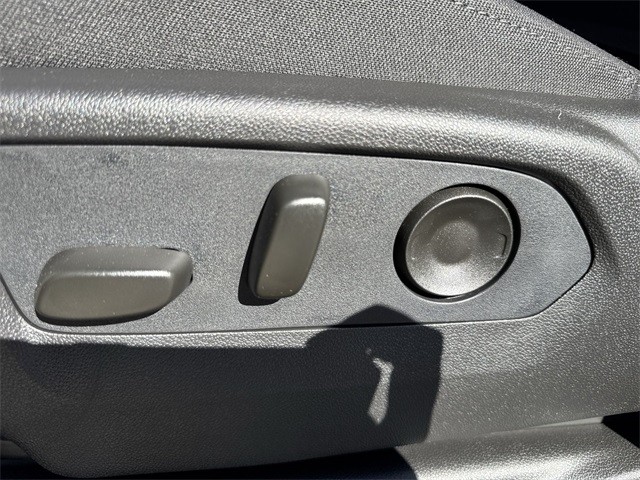 GMC Sierra 1500 Vehicle Full-screen Gallery Image 12