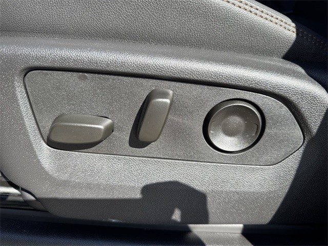 GMC Sierra 1500 Vehicle Full-screen Gallery Image 12