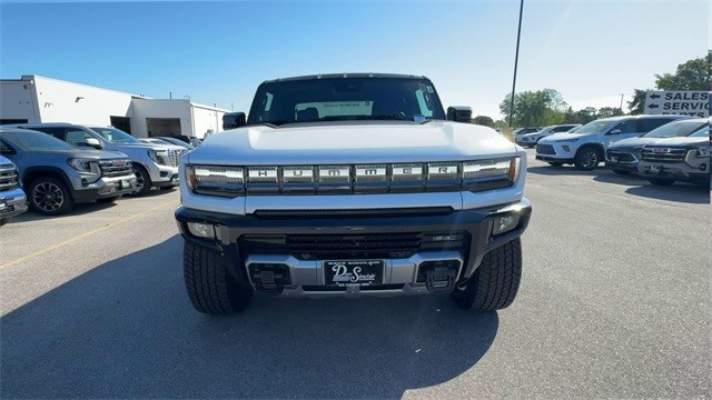 GMC HUMMER EV Pickup Vehicle Full-screen Gallery Image 03