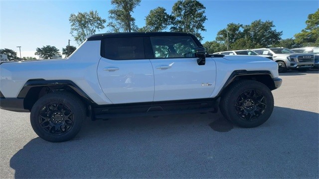 GMC HUMMER EV Pickup Vehicle Full-screen Gallery Image 09