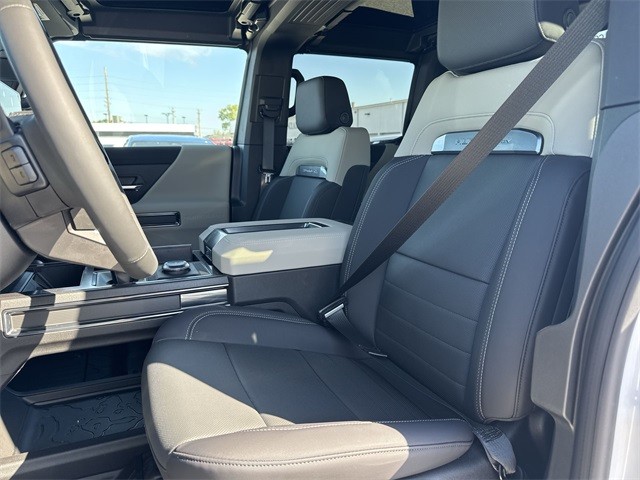 GMC HUMMER EV Pickup Vehicle Full-screen Gallery Image 11