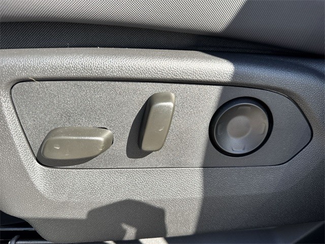 GMC HUMMER EV Pickup Vehicle Full-screen Gallery Image 12