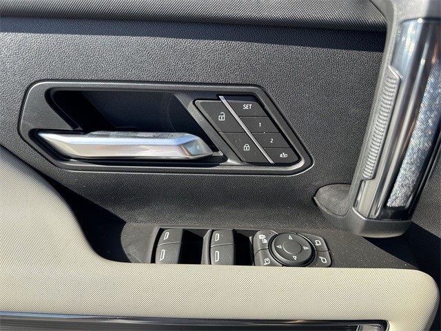 GMC HUMMER EV Pickup Vehicle Full-screen Gallery Image 13