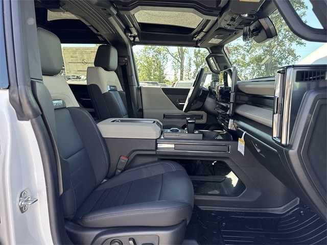 GMC HUMMER EV Pickup Vehicle Full-screen Gallery Image 24