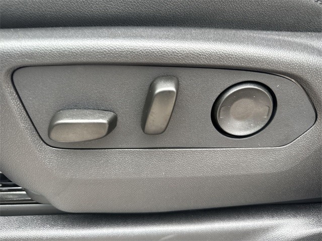 GMC Sierra 1500 Vehicle Full-screen Gallery Image 12