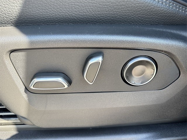 GMC Sierra 1500 Vehicle Full-screen Gallery Image 12