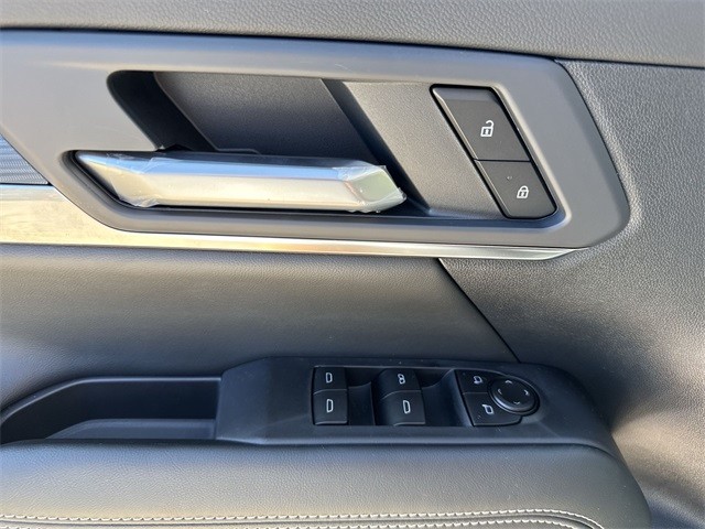 GMC Terrain Vehicle Full-screen Gallery Image 13