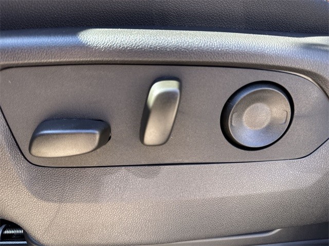 GMC Sierra 1500 Vehicle Full-screen Gallery Image 12