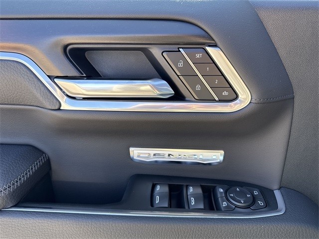 GMC Sierra 1500 Vehicle Full-screen Gallery Image 13