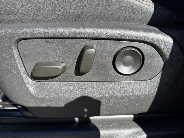 GMC Sierra 1500 Vehicle Full-screen Gallery Image 12