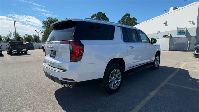 GMC Yukon XL Vehicle Full-screen Gallery Image 08