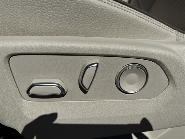 GMC Yukon XL Vehicle Full-screen Gallery Image 12