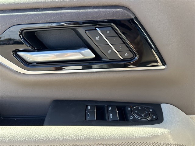 GMC Yukon XL Vehicle Full-screen Gallery Image 13