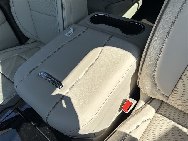 GMC Yukon XL Vehicle Full-screen Gallery Image 21