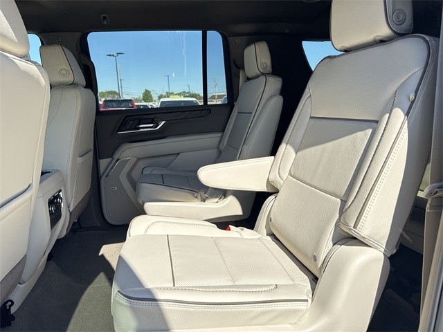 GMC Yukon XL Vehicle Full-screen Gallery Image 22