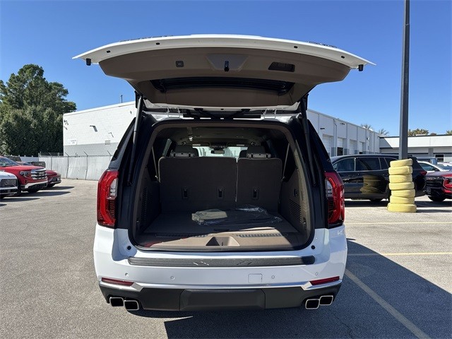 GMC Yukon XL Vehicle Full-screen Gallery Image 24