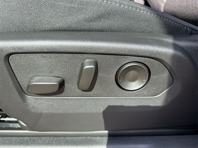 GMC Sierra 1500 Vehicle Full-screen Gallery Image 12