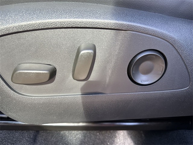 Buick Enclave Vehicle Full-screen Gallery Image 12