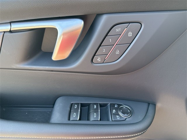 Buick Enclave Vehicle Full-screen Gallery Image 13