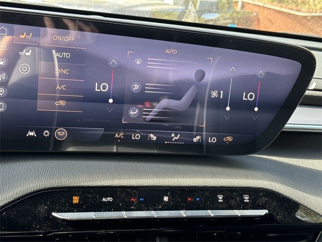 Buick Enclave Vehicle Full-screen Gallery Image 19