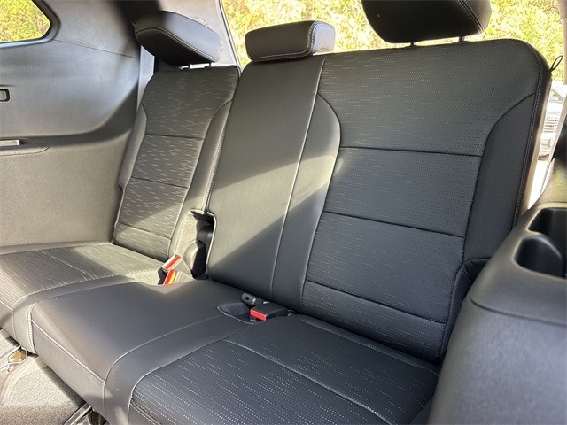 Buick Enclave Vehicle Full-screen Gallery Image 24