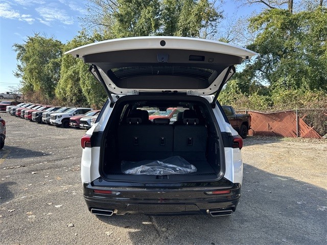 Buick Enclave Vehicle Full-screen Gallery Image 25