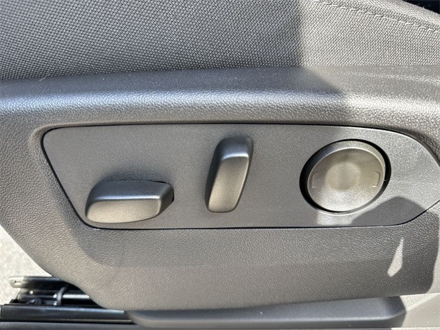 GMC Sierra 1500 Vehicle Full-screen Gallery Image 12