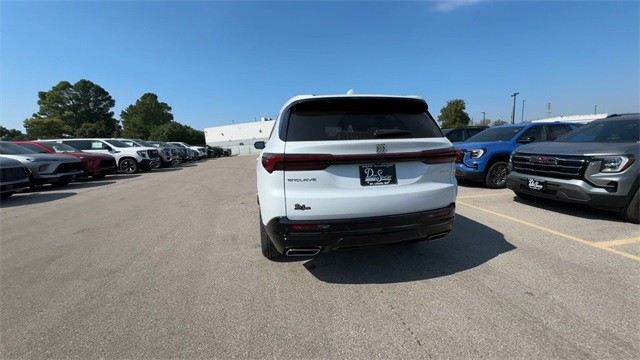 Buick Enclave Vehicle Full-screen Gallery Image 07