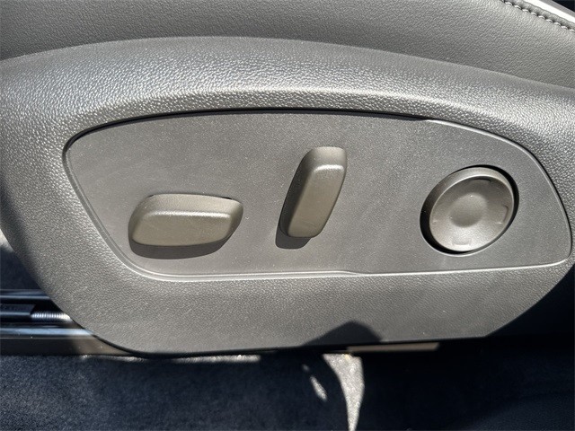 Buick Enclave Vehicle Full-screen Gallery Image 12