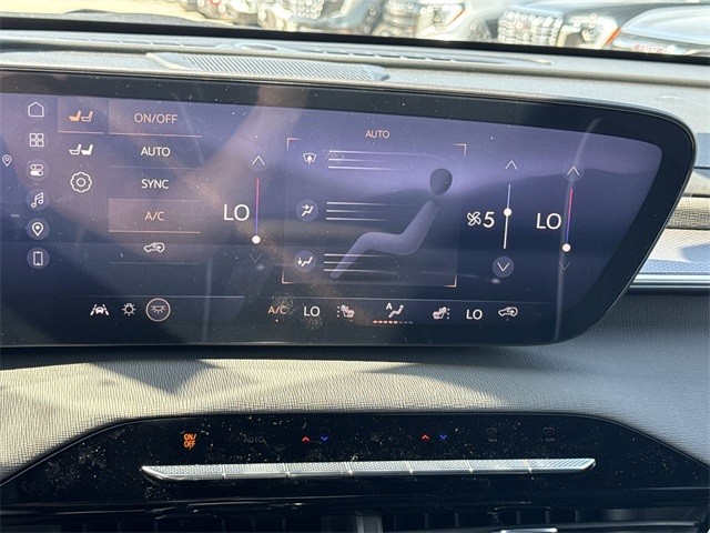 Buick Enclave Vehicle Full-screen Gallery Image 19