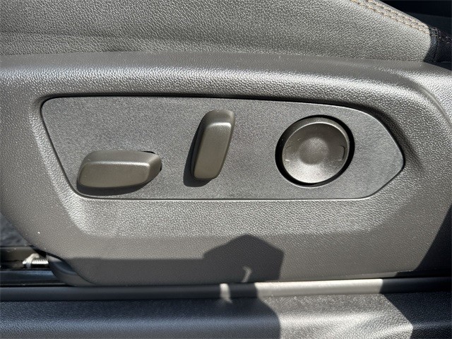 GMC Sierra 1500 Vehicle Full-screen Gallery Image 12