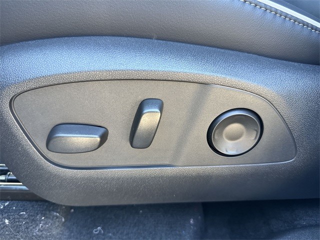 Buick Enclave Vehicle Full-screen Gallery Image 12