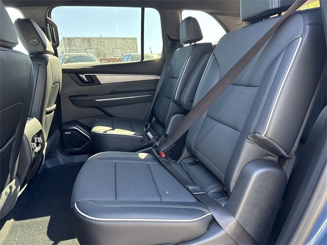 Buick Enclave Vehicle Full-screen Gallery Image 22