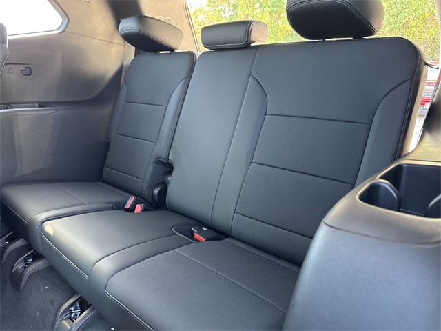 Buick Enclave Vehicle Full-screen Gallery Image 23