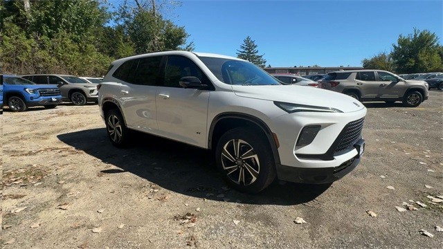 Buick Enclave Vehicle Full-screen Gallery Image 02