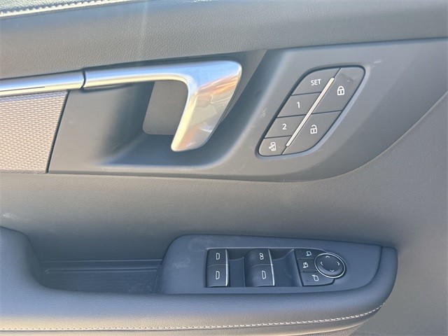 Buick Enclave Vehicle Full-screen Gallery Image 13