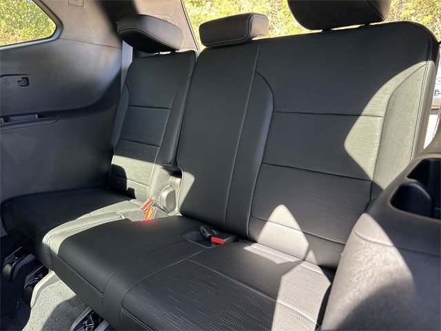 Buick Enclave Vehicle Full-screen Gallery Image 24