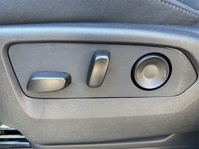 GMC Sierra 1500 Vehicle Full-screen Gallery Image 12