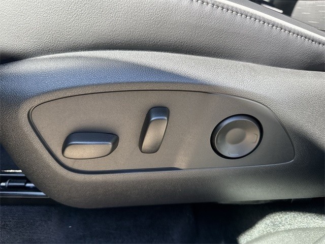 Buick Enclave Vehicle Full-screen Gallery Image 12