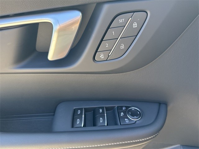 Buick Enclave Vehicle Full-screen Gallery Image 13