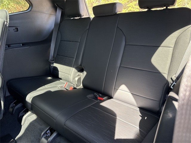 Buick Enclave Vehicle Full-screen Gallery Image 24