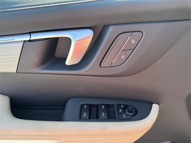 Buick Enclave Vehicle Full-screen Gallery Image 13