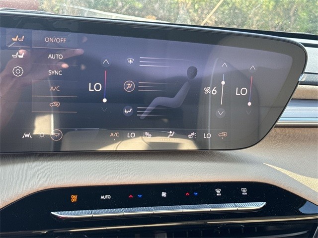 Buick Enclave Vehicle Full-screen Gallery Image 19