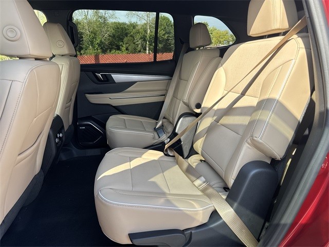 Buick Enclave Vehicle Full-screen Gallery Image 22