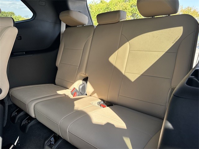 Buick Enclave Vehicle Full-screen Gallery Image 23