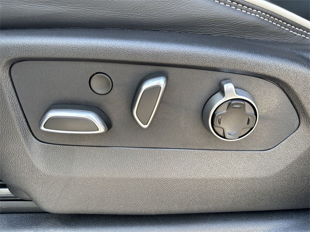 GMC Sierra 1500 Vehicle Full-screen Gallery Image 12