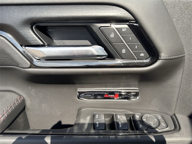 GMC Sierra 1500 Vehicle Full-screen Gallery Image 13