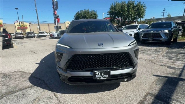Buick Enclave Vehicle Full-screen Gallery Image 03